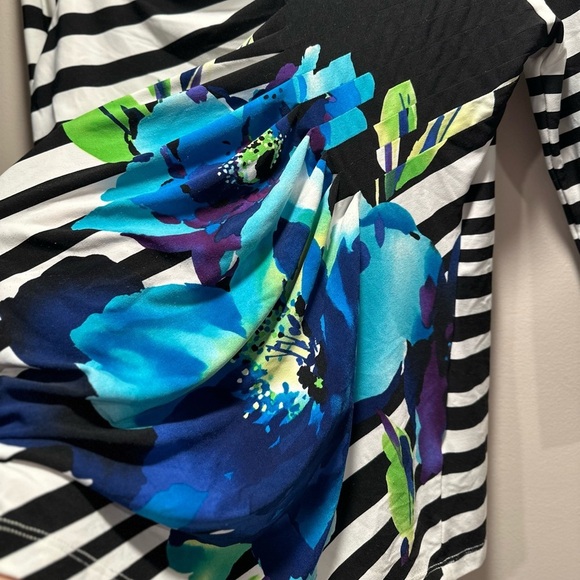 3x25* Investments Blue Floral Top B&W Stripes Size Small Stretchy & Elegant - Picture 7 of 15